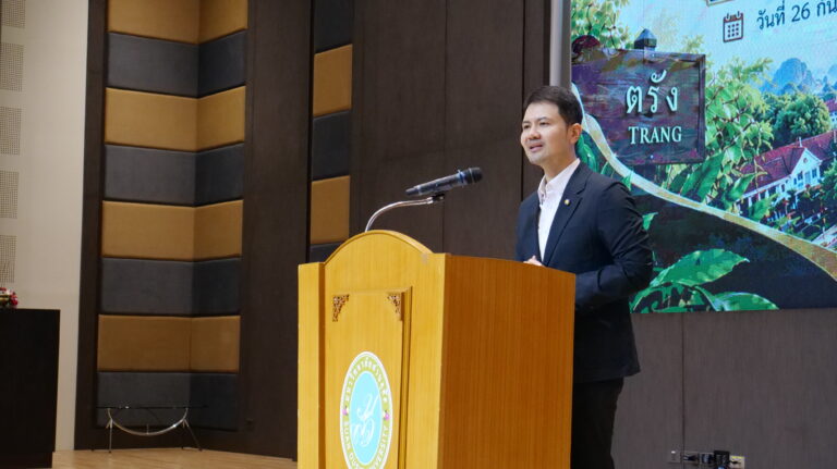 จากโจทย์จริงของพื้นที่ สู่นวัตกรรมที่ใช้ได้จริง | สวนดุสิตเชื่อม Research–Innovation–Utilization ขับเคลื่อน “หมูย่างเมืองตรัง” ในโครงการการพัฒนาโจทย์วิจัยเมืองสร้างสรรค์ด้านอาหารบนฐานความเชี่ยวชาญของมหาวิทยาลัยสวนดุสิต และนำเสนอเทคโนโลยีเตาย่างนวัตกรรม (เตาย่างหมูทั้งตัว)